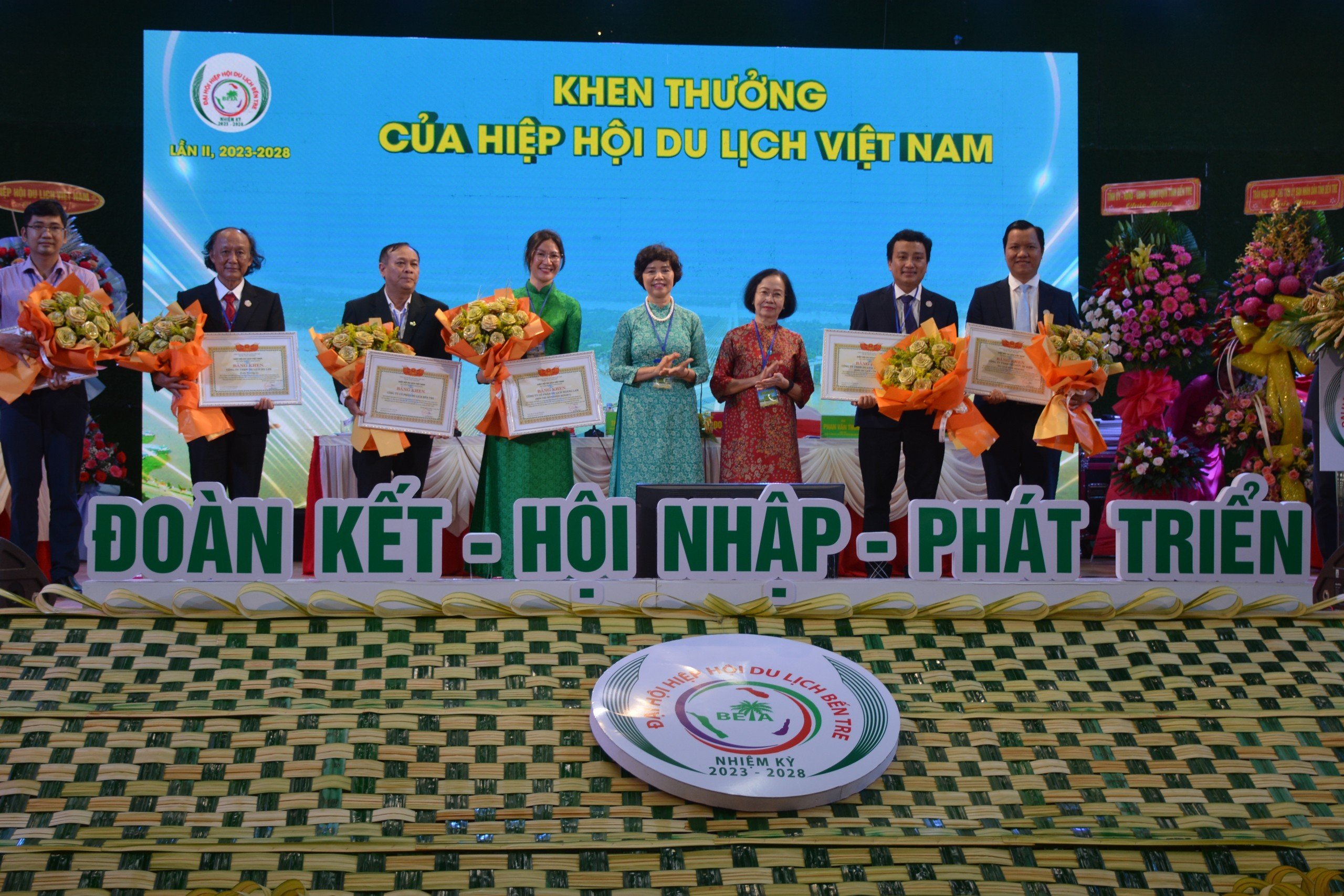  Đại diện lãnh đạo HHDL Việt Nam trao Bằng khen cho các tập thể, cá nhân có nhiều đóng góp cho ngành Du lịch Bến Tre trong thời gian qua.